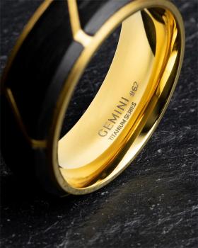 Preview: 8 mm Gold-Titanring mit Forged Carbon-Finish - Carus Gold